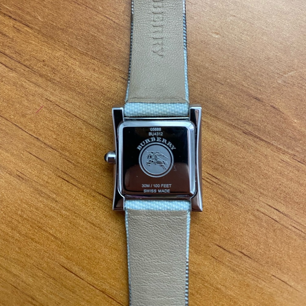 Burberry ladies watch Swiss made - Picture 4 of 4